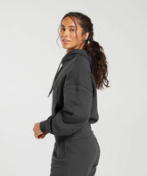 وصف: امرأة ترتدي هودي ثقيل الوزن من Gymshark | متحدون نعرق وسروال رياضي.